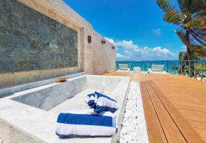 长滩岛长滩岛海洋俱乐部海滩度假村的浴缸配有蓝色和白色毛巾