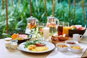 东京TOKYO EAST SIDE HOTEL KAIE的餐桌上摆放着早餐食品和饮料