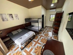 马塔帕洛POSADA MIRADIA的小房间设有两张床和一张桌子