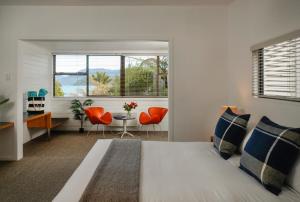 PortageThe Portage Resort的一间卧室配有一张床和两张橙色椅子
