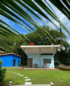 马塔帕洛POSADA MIRADIA的蓝色屋顶的小房子