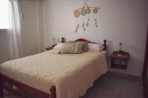 圣萨尔瓦多德朱Ukiyo Apart的一间卧室,卧室内配有一张大床