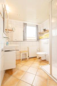 朗格奥FREESENHOFF Freesenhoff -OFDAK-的白色的浴室设有水槽和卫生间。