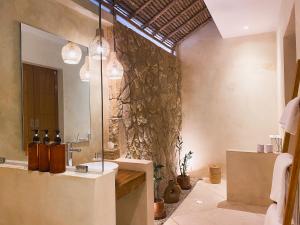 龙目岛库塔Reset Lombok Hotel的一间带水槽和镜子的浴室