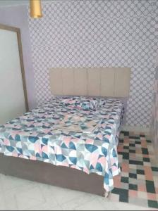 里约热内卢casa alto padrão a 30 min da praia的卧室内的一张床铺,带图案墙