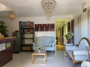 BansudCASA DE SAN ISIDRO的客厅配有两张沙发和一个吊灯。