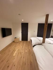 洲本市the terrace sumoto - Vacation STAY 24588v的一间卧室配有两张床和一台平面电视