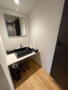 洲本市the terrace sumoto - Vacation STAY 24588v的一间带水槽和镜子的浴室