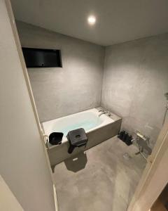 洲本市the terrace sumoto - Vacation STAY 24588v的一间带浴缸的浴室