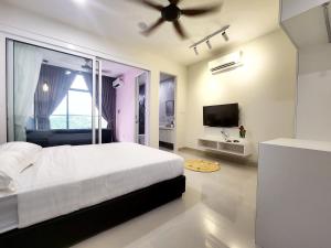 哥打京那巴鲁The Shore Kota Kinabalu City Centre by LW Suites的一间卧室配有一张床和吊扇