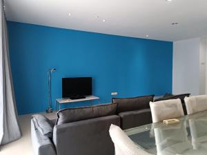 吉隆坡Bintang Goldhill Guest House的带沙发和蓝色墙壁的客厅