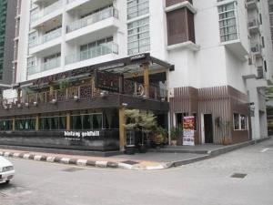 吉隆坡Bintang Goldhill Guest House的街道边有餐厅的房子