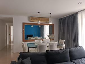 吉隆坡Bintang Goldhill Guest House的客厅配有沙发和桌椅