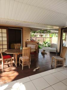 普纳奥亚Fare Cocoon的庭院配有木桌、椅子和桌子
