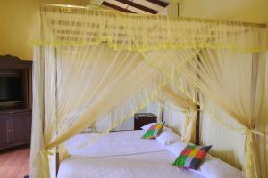 马特勒Polhena Grand Resort & Banquet的卧室配有2张带白色窗帘的床