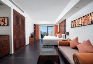 三亚三亚湾红树林度假世界-木棉酒店的酒店客房,配有床和沙发
