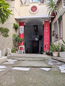 长滩岛Villa Tomasa Boracay Dmall的红色和白色标志的建筑物入口