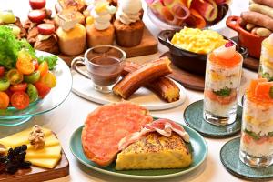 小樽OMO5 Otaru by Hoshino Resorts的盘子上装满不同种类食物的桌子