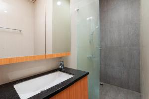 雅加达RedDoorz Plus near Kelapa Dua Kebon Jeruk的一间带水槽和淋浴的浴室