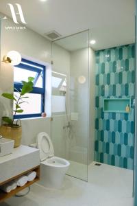 潘郎Apple Hause Venuestay的一间带卫生间和玻璃淋浴间的浴室
