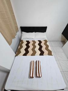长滩岛Villa Tomasa Boracay Dmall的小型客房内的一张小床,