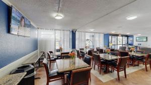 奥兰多戴斯奥兰多市中心每日旅馆的一间配备有桌椅的用餐室和蓝色的墙壁