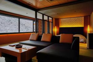 砺波市三乐园日式旅馆的客厅配有沙发和1张床