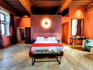 Sainte-Julie文艺复兴酒店的一间卧室配有一张带橙色墙壁的大床