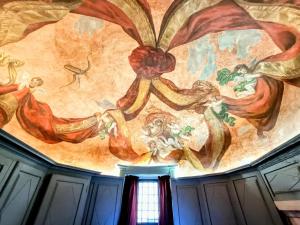Sainte-Julie文艺复兴酒店的建筑物天花板上的绘画