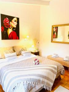 莫吉奥Casa Calina的卧室配有一张大床和一幅女画