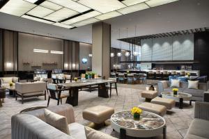 ShundeInterContinental Foshan DongPing的酒店大堂设有桌椅和酒吧