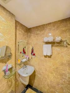 河内A25 Hotel - 30 An Dương的一间带水槽、卫生间和镜子的浴室