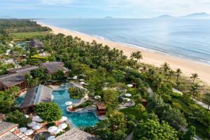 会安New World Hoiana Beach Resort的享有度假村和海滩的空中景致