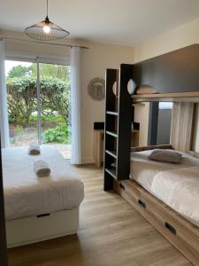 索宗奥克斯塔瑞酒店的一间卧室设有两张双层床和一扇窗户。