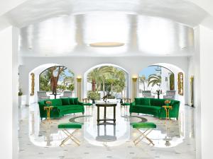阿德里安诺斯坎波斯卡拉梅尔雷科泰尔精品度假村的客厅配有绿色沙发和桌子