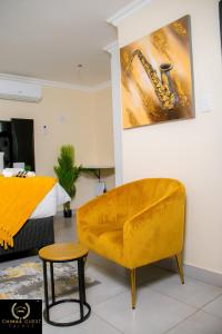 穆西纳Chimas Guest House的客厅配有黄色的沙发和床。