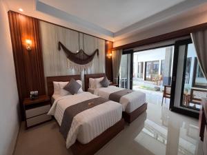 ToyapakehGrand Yuna Hotel Nusa Penida的一间卧室设有两张床和大窗户