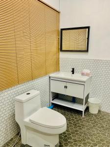 Ban Sam Bai Thao的浴室配有白色卫生间和盥洗盆。