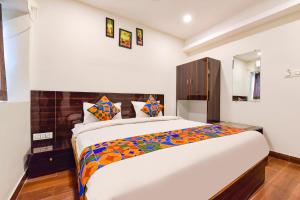 巴罗达FabHotel Shri Krishna的一间卧室,卧室内配有一张大床