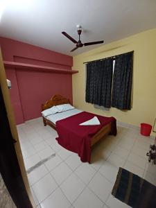 蒂鲁帕蒂Haritha Apartments的一间卧室配有一张红色墙壁的床