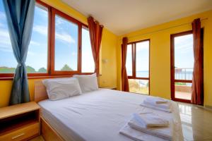 索佐波尔Stefaniya Apartments的卧室配有白色的床铺和窗户
