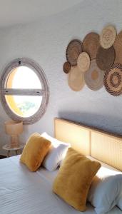弗里希利亚纳蜗牛乡村酒店的卧室配有带枕头的床铺和窗户。