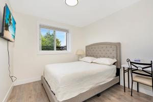 萨里William Place的白色的卧室设有床和窗户