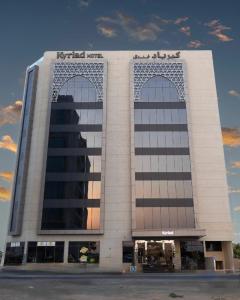 马斯喀特Kyriad Muscat Hotel的建筑上有两个拱形窗户