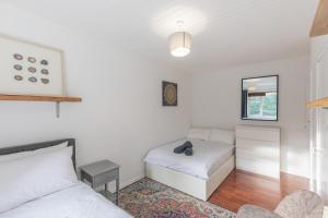 布莱顿霍夫Park View - Modern - Parking的一间卧室配有两张床和一张桌子