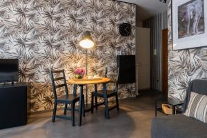 VinovoVillaggio Tranquillo - bambnb的客厅设有桌椅和墙壁
