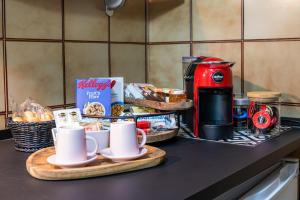 VinovoVillaggio Tranquillo - bambnb的厨房柜台配有咖啡杯、面包和烤面包机