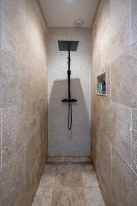 FronsacLe Bon Ami的浴室设有淋浴,墙上有十字架