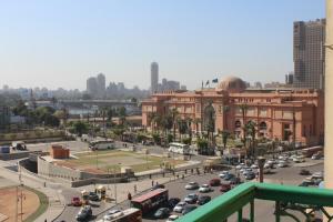 开罗City View Museum Hotel的一条繁忙的城市街道,在大楼前有交通
