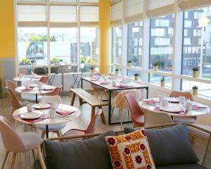 圣吉欧梅斯塞祖尔阿菲尔巴黎维特利酒店的餐厅设有桌椅和窗户。